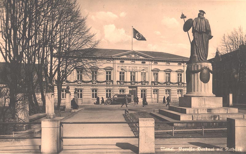 Lietuvai prijungus Klaipėdos kraštą, 1923 m. buvo demontuotas vokiečiams svarbus tautinis paminklas „Borussia“, kurį atstatė 1938 m.: dar iki uostamiesčio aneksijos. Deniso NIKITENKOS kolekcija.