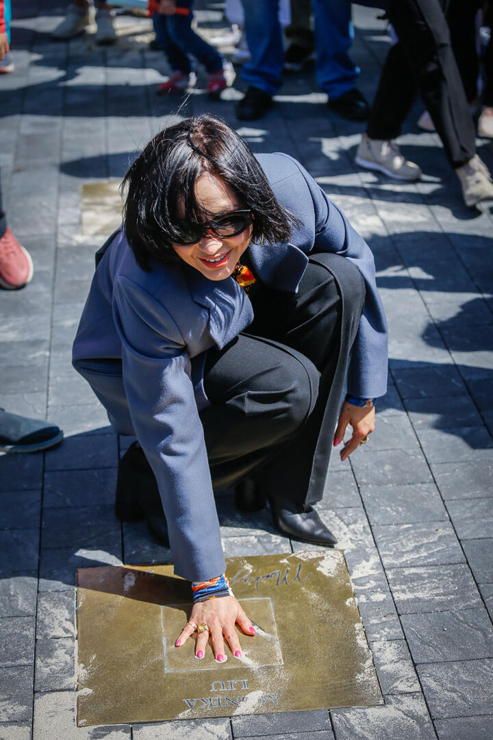 Šlovės take - jau 20 delnų įspaudų, o jauniausia jame įamžinta atlikėja - Monika Liu. ytauto PETRIKO nuotr.
