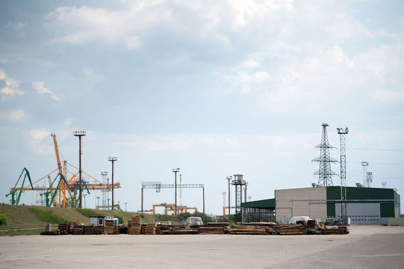 NEPATENKA. Tas sandėlis horizonte, kuriame įsikūrę remontininkai, nepatenka į vėjo jėgainių terminalą.