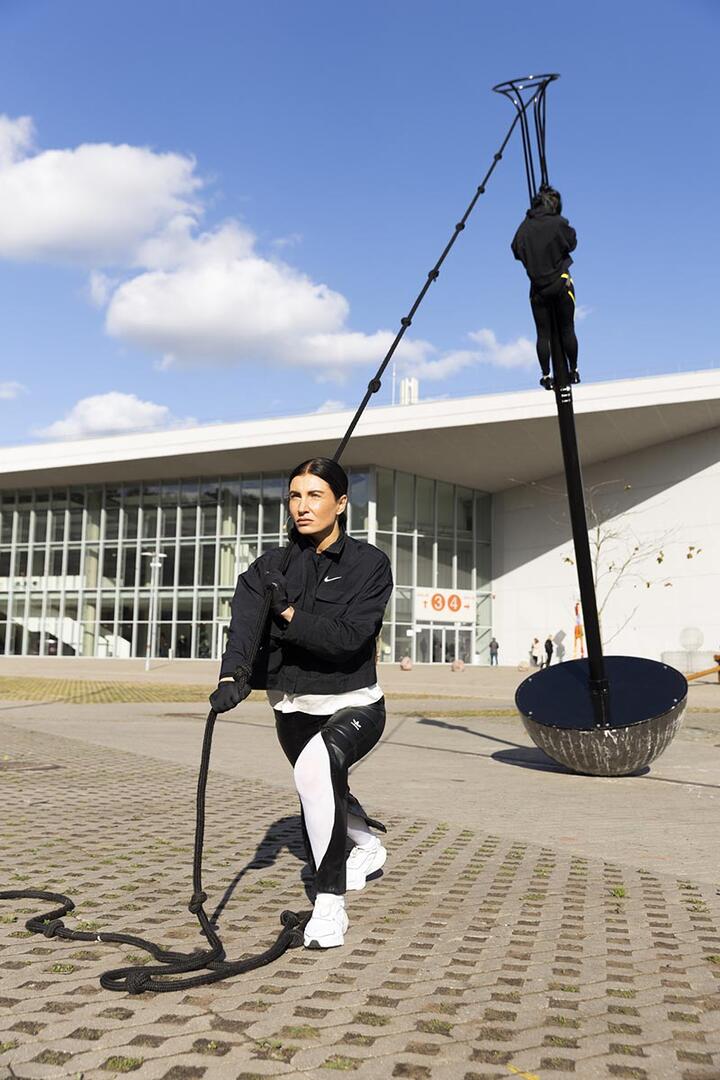 IŠSKIRTINUMAS. „Ašies kodui“, kaip ir kitiems Monikos Dirsytės kūriniams, būdinga apgalvota scenografija, o pats veiksmas iš abiejų performanso atlikėjų reikalauja didelės ištvermės - ir psichologinės, ir fizinės.