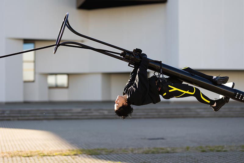 IŠSKIRTINUMAS. „Ašies kodui“, kaip ir kitiems Monikos Dirsytės kūriniams, būdinga apgalvota scenografija, o pats veiksmas iš abiejų performanso atlikėjų reikalauja didelės ištvermės - ir psichologinės, ir fizinės.