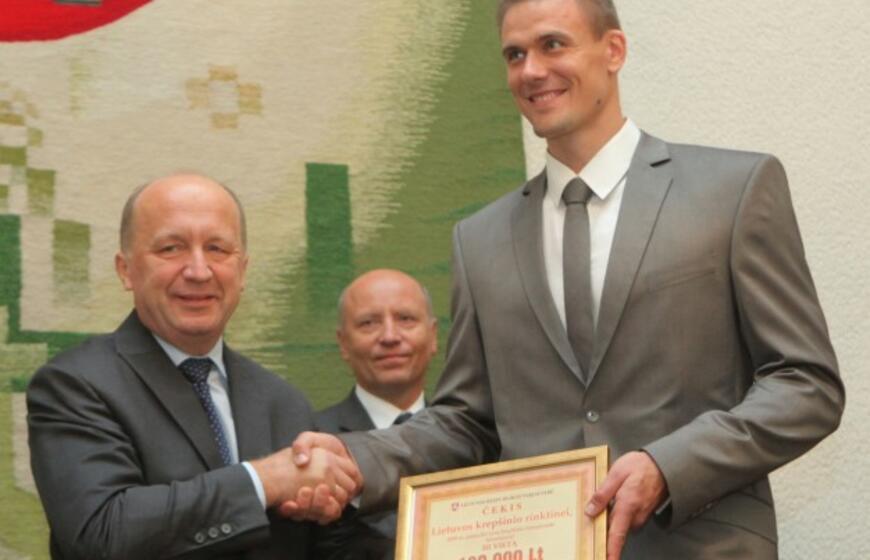 Lietuvos vyrų krepšinio rinktinei įteikta 180 tūkst. litų premija