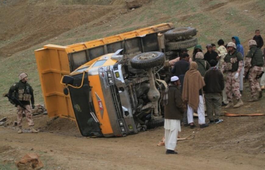 Goro provincijoje kariai pagelbėjo avariją patyrusiam sunkvežimio vairuotojui