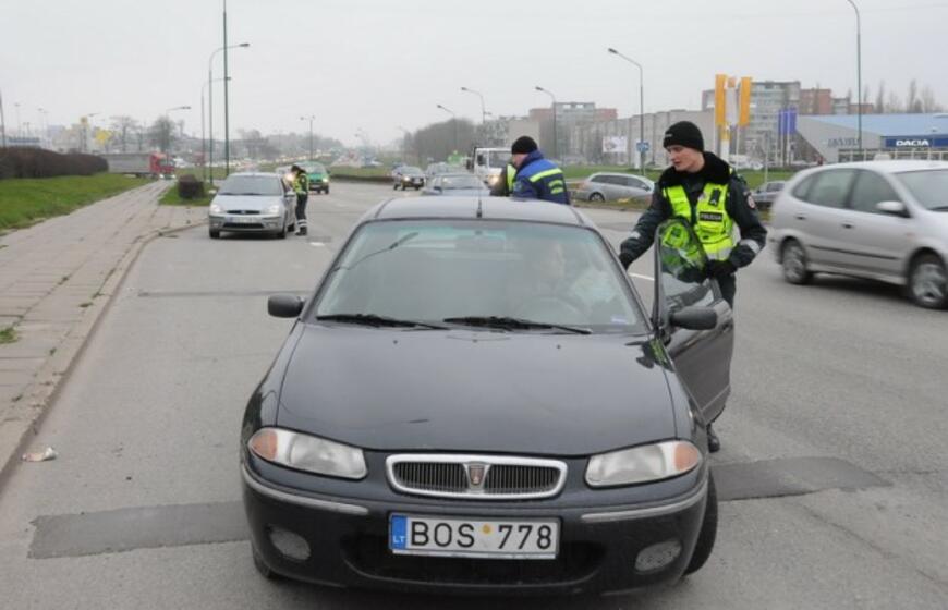 Policija tikrina automobilių padangas