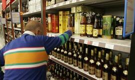 Seimas pritarė siūlymui keisti draudimo prekiauti alkoholiniais gėrimais laiką
