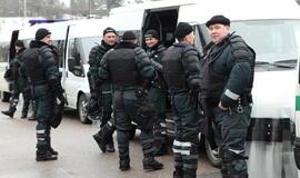 Prie Seimo plūsta mitinguotojai, juos pasitinka policijos pajėgos