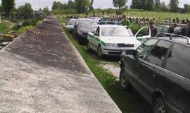Prie kapinių tvoros sudaužyti keturi automobiliai