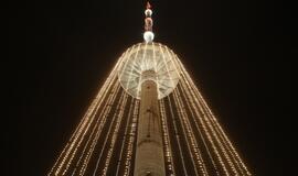 Įžiebta didžiausia Europoje Kalėdų eglė - Vilniaus TV bokštas