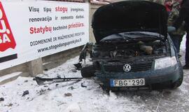 "Volkswagen Passat" trenkėsi į sieną