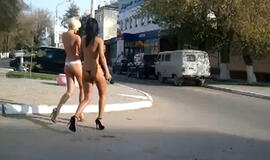 Nuogos striptizo šokėjos Kazachstane šokiravo praeivius (video)