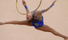 Rusijos gimnastė Jevgenija Kanajeva apgynė olimpinės čempionės titulą