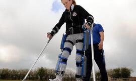 Paralyžiuota britė pirmoji pasaulyje kasdien naudosis vaikščioti leidžiančiu kostiumu