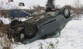 "Ford Mondeo" įkrito į sodo sklypą aukštyn ratais