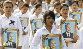 Į buvusio Kambodžos karaliaus laidotuves atėjo pusė milijono žmonių