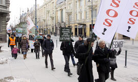 Skalūnų dujų priešininkai prie Vyriausybės piešė kreidelėmis, vėliau patraukė Seimo link