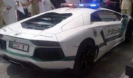 Dubajaus policininkai važiuoja patruliuoti "Lamborghini” automobiliu