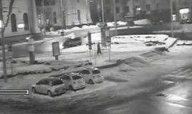 Policijos kameros nufilmavo, kaip Vilniuje prie stoties čigonas naktį apiplėšė praeivį