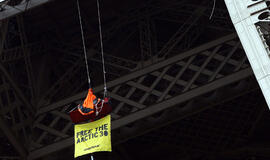 "Greenpeace" aktyvistas pakibo po antru Eifelio bokšto aukštu