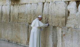 Popiežius meldėsi prie Raudų sienos Jeruzalėje