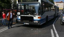 Autobusas susidūrė su latvio automobiliu