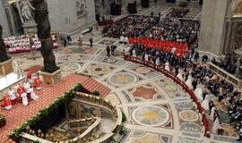Popiežius Vatikane sutuokė 20 porų