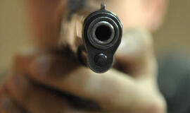 Į namus įsiveržęs neblaivus vyras grasino šeimininkei suvenyriniu pistoletu