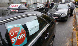 Briuselyje prieš "Uber" protestuoja Europos taksistai