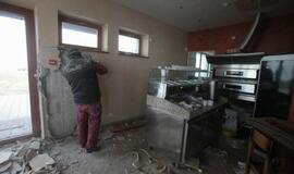 Pradėti griauti Juodkrantėje neteisėtai iškilę pastatai