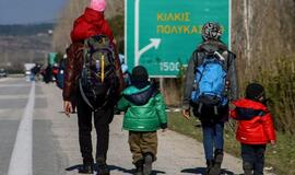 Graikijos policija išgabena Makedonijos pasienyje įstrigusius migrantus