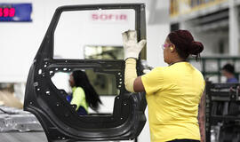 "Fiat Chrysler" pelnas viršijo prognozes, bet įmonės skola auga