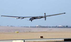 Saulės baterijų varomas lėktuvas "Solar Impulse 2" nusileido Kaire