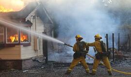 Dėl miškų gaisrų Kalifornijoje savo namus paliko dešimtys tūkstančių žmonių