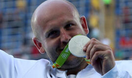 Lenkas olimpietis parduoda medalį, kad padėtų vėžiu sergančiam berniukui