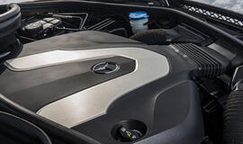 "Mercedes-Benz" investuos pusę milijardo eurų į variklių gamyklą Lenkijoje