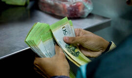 Hiperinfliacija Venesueloje: pinigus patogiau ne skaičiuoti, o sverti