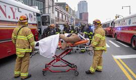 Niujorke nuo bėgių nuriedėjus priemiestiniam traukiniui, nukentėjo daugiau kaip 100 žmonių