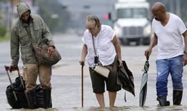 Hiustoną skalaujant didžiuliams potvyniams, išgelbėta apie 2 tūkst. žmonių