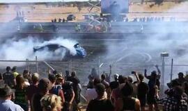 Australijoje per traukos lenktynes automobiliui ėmus spjaudyti degantį kurą, nukentėjo 12 žiūrovų