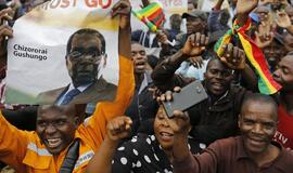 Į Zimbabvės sostinės gatves suplūdo tūkstančiai prieš prezidentą Robertą Mugabę pasisakančių protestuotojų
