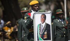Zimbabvės kariuomenė užplūdo šalies sostinės gatves, tačiau neigia, kad tai - perversmas