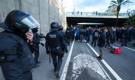 Madridas atitraukia tūkstantines policijos pajėgas iš Katalonijos