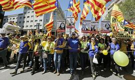Dešimtys tūkstančių katalonų reikalavo paleisti kalinamus politikus