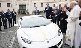 Popiežius aukcione parduoda savo „Lamborghini“