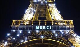 Eifelio bokštas sužibo užrašu „Merci“