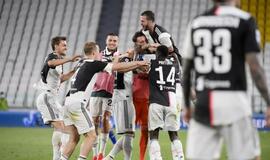 Devintą kartą iš eilės Italijos čempionais tapę „Juventus“ futbolininkai trenerį apipurškė putomis