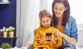 Saugumo ekspertų patarimai tėvams: kaip pasirūpinti vaikų telefonų saugumu?