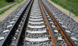 Ant geležinkelio bėgių, rastas vyro kūnas su daugybiniais sužalojimais