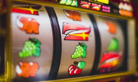 Nuo 18 iki 21 metų siūloma padidinti amžiaus cenzą azartinių lošimų dalyviams