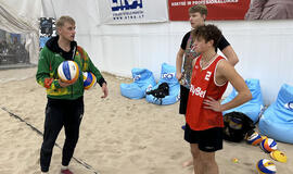 POKALBIS. Lietuvos paplūdimio tinklinio žvaigždė Audrius Knašas (kairėje) duoda pamokų kitam klaipėdiečiui - Dovydui Sinkevičiui (raudoni marškinėliai). Pauliaus MATULEVIČIAUS nuotr.