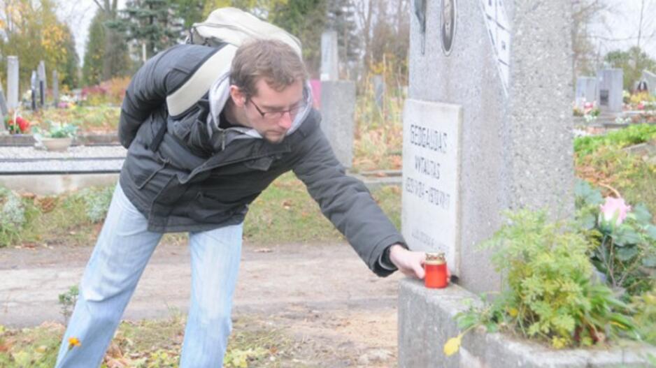 Joniškės kapinėse - akcija "Uždek savo širdies žvakelę". Skirta užmirštiems kapams